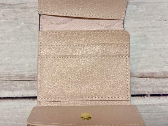 よく使うカードを入れるのに便利なカードポケットは2つついています