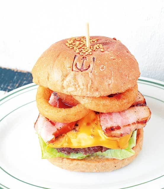 SUNCHAGO BURGERS（兵庫・元町） マンリーバーガーセット（1512円） オニオンリングや厚切りのベーコンなど具沢山。“男らしい”の意に合う豪快さが人気だ。