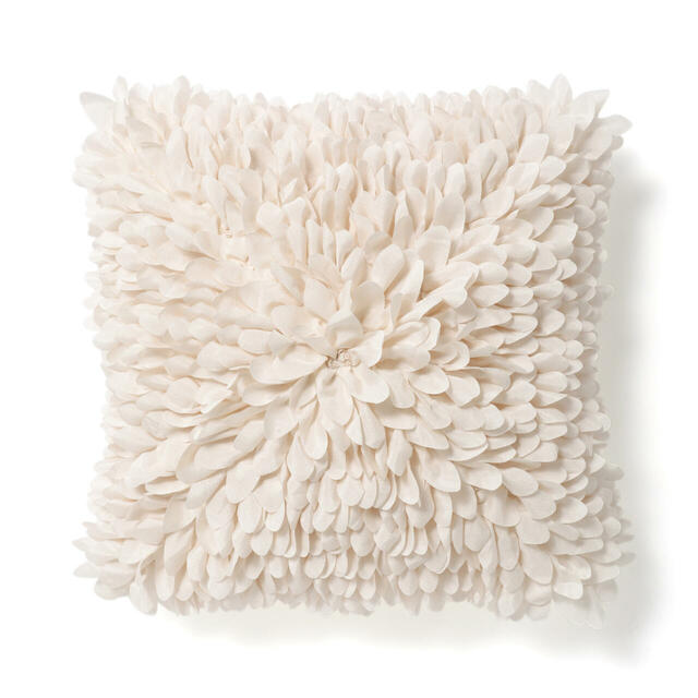 【Francfranc（フランフラン）】クッションカバー部門2位：フラワーアップリケ クッションカバー アイボリー（税込4,500円）／上品な艶感のサテン生地と淡い色合いが◎！