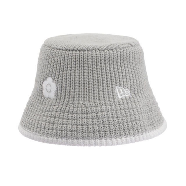 【ニューエラ×マリークワント】「NEW ERA × MQ ニットバケット ハット」¥8,800／Tシャツと合わせて着用するのもおすすめ
