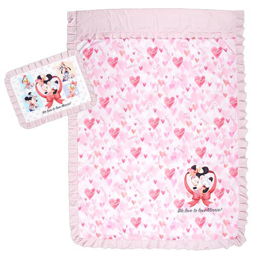 掛ふとんカバー 7,000円｜サイズ：（掛ふとんカバー）縦約210×横約150cm（まくらカバー）縦約43×横約63cm｜東京ディズニーリゾート「ミニー・ベスティーズ・バッシュ！」スペシャルグッズ｜販売店舗：東京ディズニーランド「ギャグファクトリー/ファイブ・アンド・ダイム」、東京ディズニーシー「ベッラ・ミンニ・コレクション」