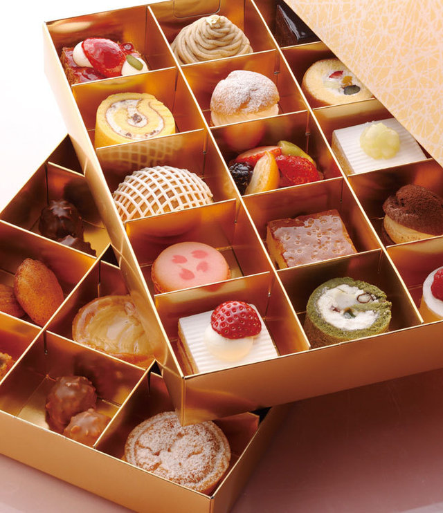 「お花見菓子重」10000円（税別）／ホテルニューオータニ パティスリーSATSUKI 〈東京  紀尾井町〉