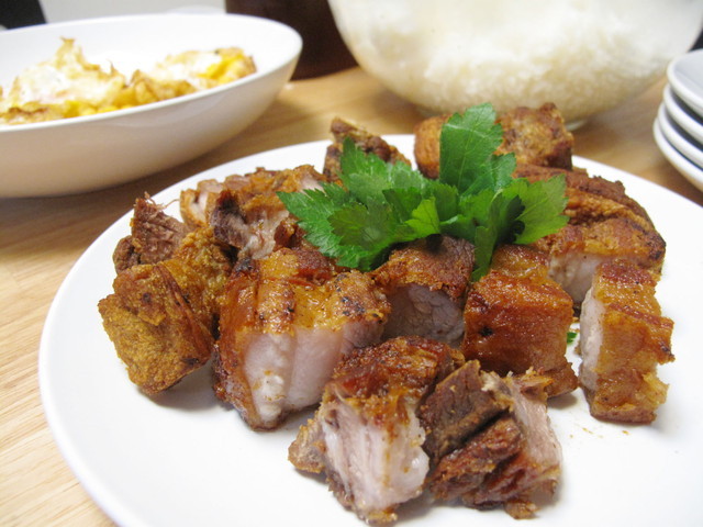 「KitchHike」体験レポ／盛り付けて「LECHON KAWALI」の完成！　目玉焼きとご飯といっしょにいただきます