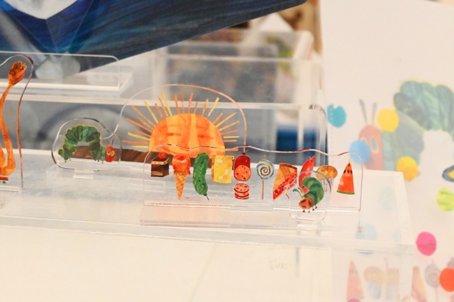 【エリック・カール展　はじまりは、はらぺこあおむし】「アクリルスタンド＜どようびのあおむし＞」1,100円