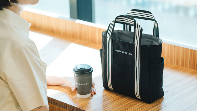 【DEAN ＆ DELUCA「リバーシブルトートバッグ」Sサイズ】ブラックとグレーの両面が使えるリバーシブル仕様が便利！