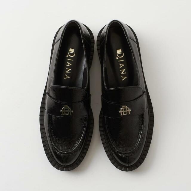 「ボリュームローファー」クロシュリンクエナメル 19,800円（税込）