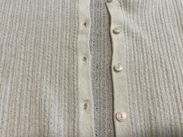 【ユニクロ レースラウンドネックショートカーディガン】ボタンはやや光沢感があります