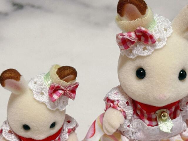 女の子と赤ちゃんの衣装はほぼお揃い!耳飾りに注目です