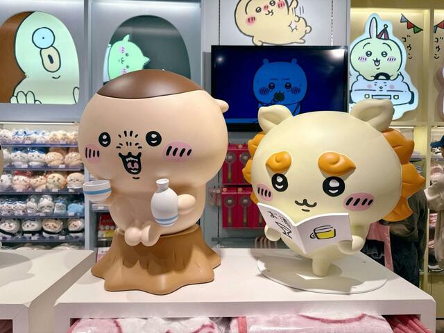 お酒を楽しむ「ハァーッ！！」のくりまんじゅうとお酒の資格の勉強をする勤勉なシーサー♪