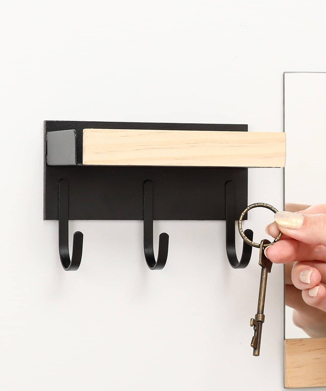 【3COINS×新生活おすすめグッズ】「磁石付きフックトレー」770円（税込）磁石で簡単に取り付けられる