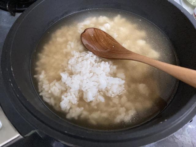 【KALDI】南蛮えび雑炊／スープにご飯を入れて煮ていく