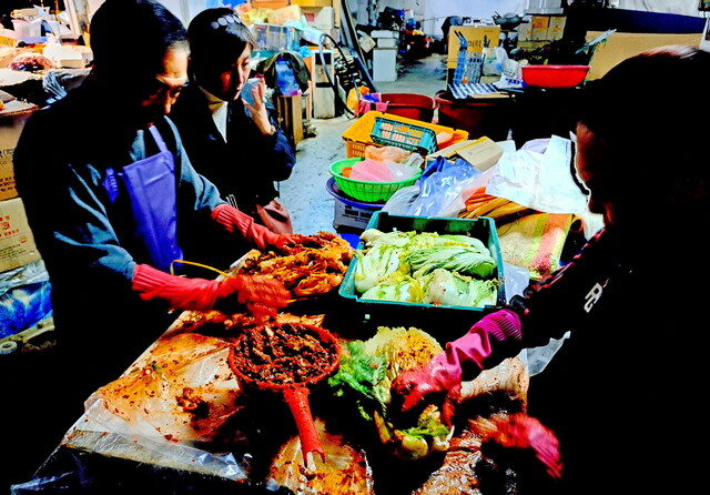 【美食と美酒の都、全州特集 vol.3】西部市場で、漬けたてのキムチをごちそうになる筆者（左上）