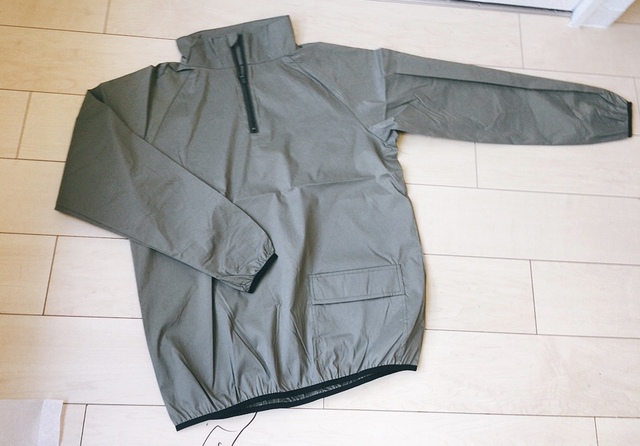 【ワークマン ストレッチジップアップウィンドブレーカー】雨風を防いでくれます