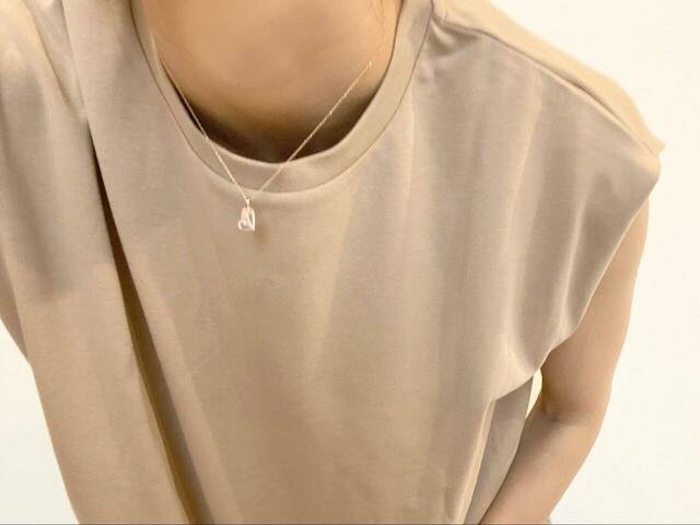 【AMERICAN HOLIC ショルダータックワンピース】ほどよいラウンドネック。屈んでも胸元は見えません