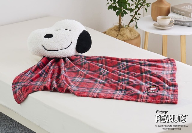 【PEANUTS「PEANUTS クッションinブランケット」4,400円】スヌーピーの顔の形をしたクッションにブランケットを収納