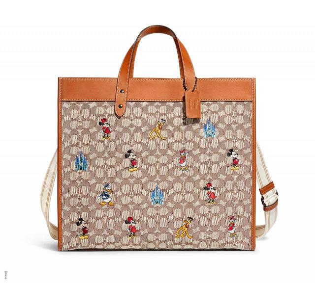 【DISNEY X COACH】フィールド トート 40 シグネチャー ウィズ ミッキーマウス エンブロイダリー／¥101,200 (税込)