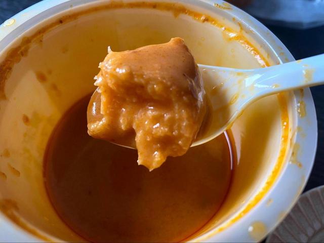 【セブン-イレブン オマール海老のビスク】パンをちぎってディップするのもおすすめです