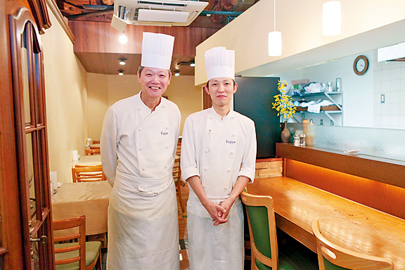 洋食屋 ふじ家（大阪・谷町四丁目） 内観 アットホームな16席という店舗規模も使い勝手の良さに貢献。