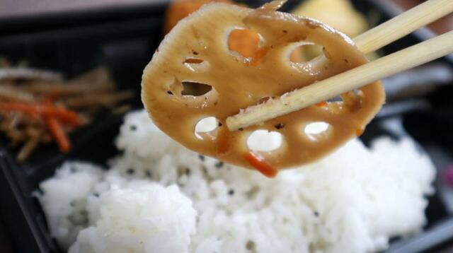 【ラ・ムー  焼きサバ弁当】きんぴらは大きめのレンコン入りで、見た目も◎です