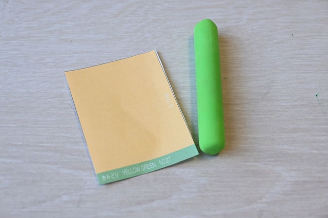 【クレパスのお手入れ方法】クレパスの長さに合わせて巻紙をカットします