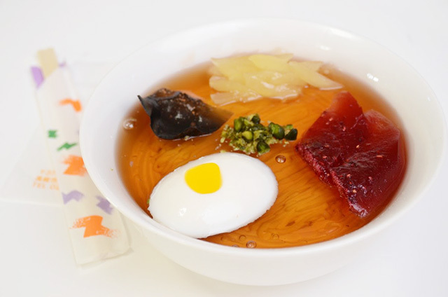 ラーメンケーキ　スープはゼリー。麺はモンブランがベースのケーキ