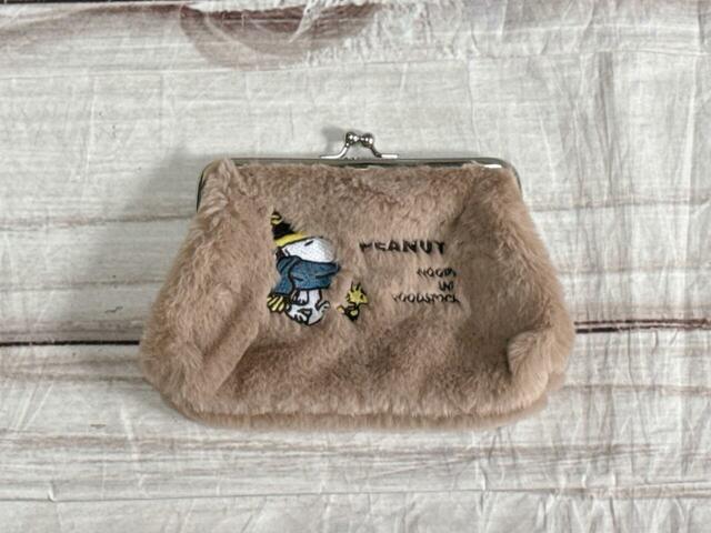 刺繍がキュートなもふもふのファーポーチ！