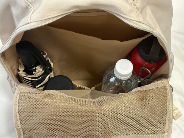 【ワークマン 軽量3レイヤーポケットマザーズリュック】メイン収納部にはゴム入りの深めのポケットが4つも。マイボトルや哺乳瓶、子ども用の水筒も倒れず持ち運べます◎