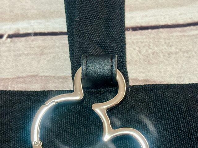 カラビナの付け根はフェイクレザー生地になっています