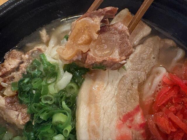 【ロピア 沖縄風ソーキ蕎麦】9分温めた後、骨付きのソーキを箸で持ち上げてみると、ほろりと崩れるやわらかさでした◎