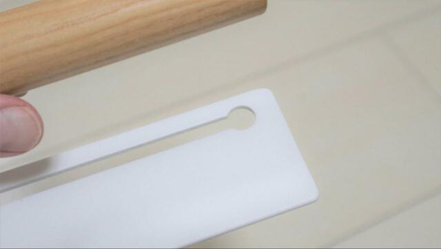 【山崎実業 カラーボックス横 ランドセル＆リュックハンガー】端の穴にネジを通す