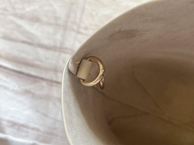 ショルダーストラップをつけられるDカン