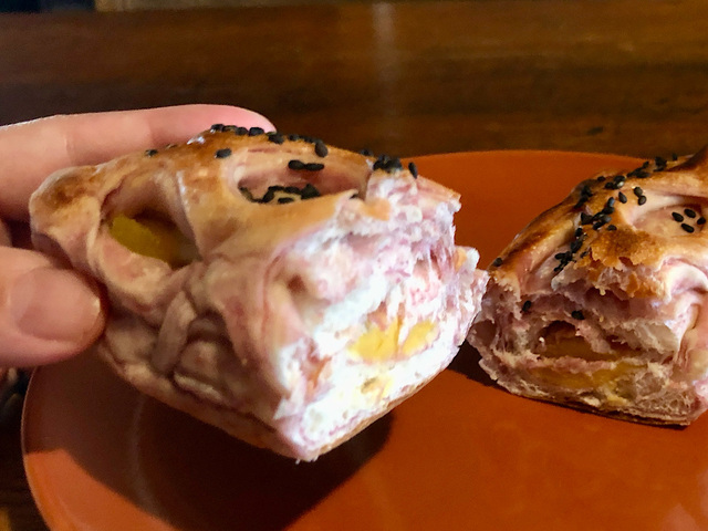 【タリーズコーヒー むらさきOIMOロールスティック】黒ゴマの風味がいいアクセントでぺろっと食べきっちゃいます