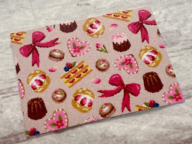 フェイラーの「HAPPY MOMENT（ハッピーモーメント）」。ピンクのボックスからお菓子がたくさん飛び出す、甘い幸せを感じる柄です♪