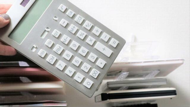 【セリア ハンカチスタンド】薄くて軽い電卓や電子辞書を集めました