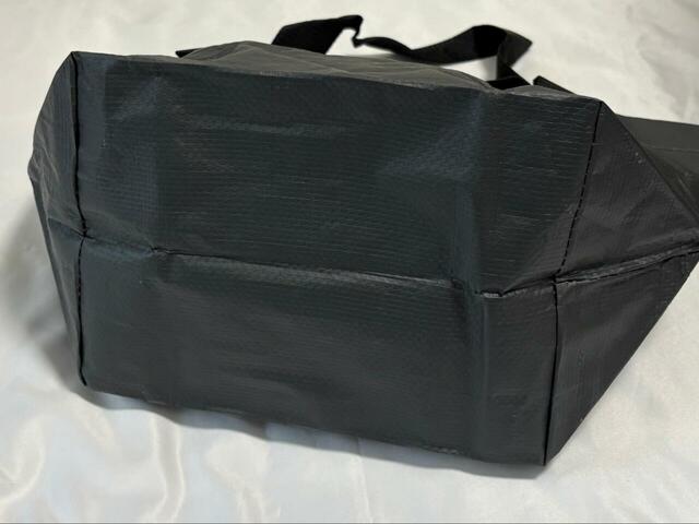 【ローソン×無印良品　たためるミニトートバッグ】マチがかなり広く設計されているので、見た目以上にたっぷり収納できるのが嬉しいポイント！