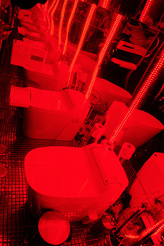 真っ赤＋合わせ鏡になっているトイレ