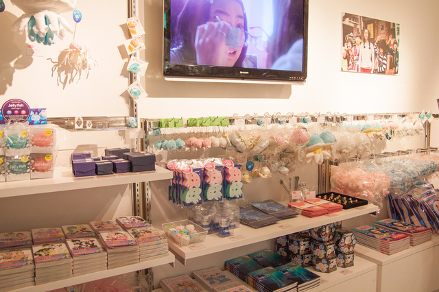 Tシャツやマグカップ、クラゲのぬいぐるみキットなどが買える。