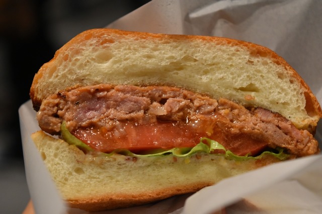 ジューシ～なラムパテとトマトのシズル感がすごい