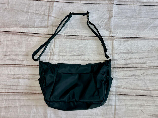 背面にもポケット付き！