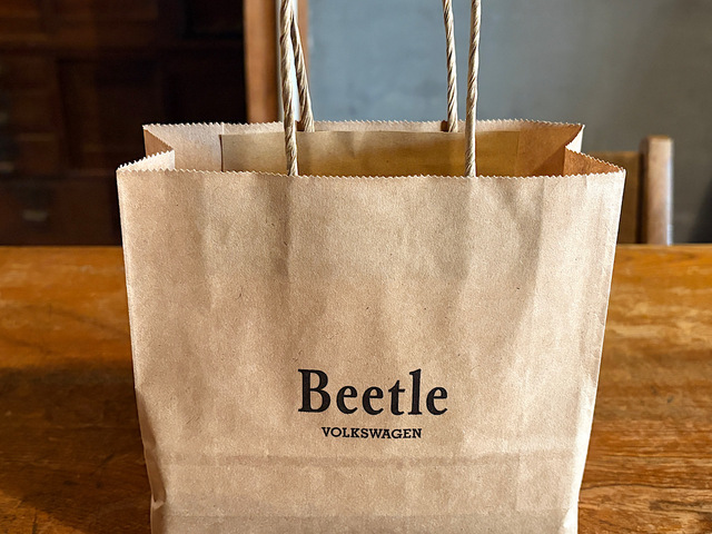 【モロゾフ×ビートル　プチビートル（コバルトブルー）】シンプルにロゴだけ入った紙袋がついてくるので、このままギフトとして渡せます