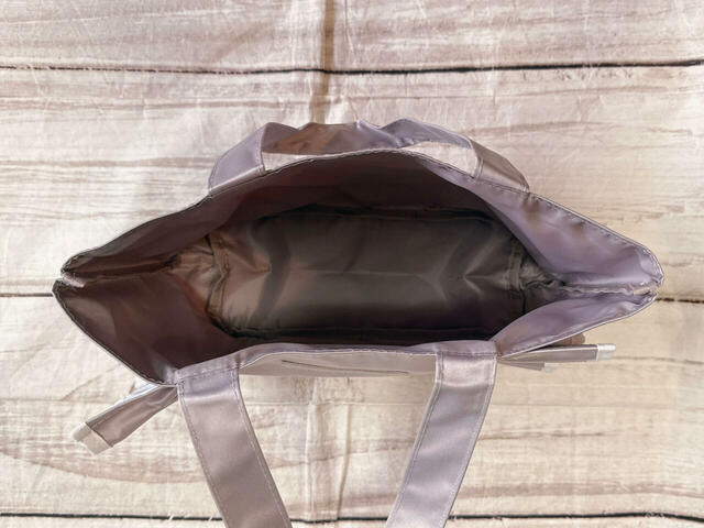 内側はポケットなどはないシンプルな作り。裏地つきなのがうれしい！