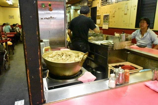 カウンターで豚底が煮込まれている