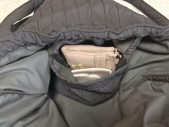 ポケットにはフラグメントケースやミラーを収納!