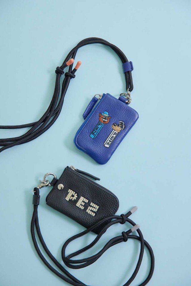 【PEZ×ear PAPILLONNER 】「牛革モバイルストラップショルダー」￥8,800／ストラップは長さ調整もでき、取り外すこともできる