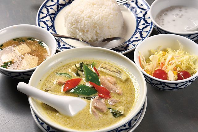 池袋のカレーの名店8／タイレストラン メコン　Bセット、鶏肉のグリーンカレー　810円