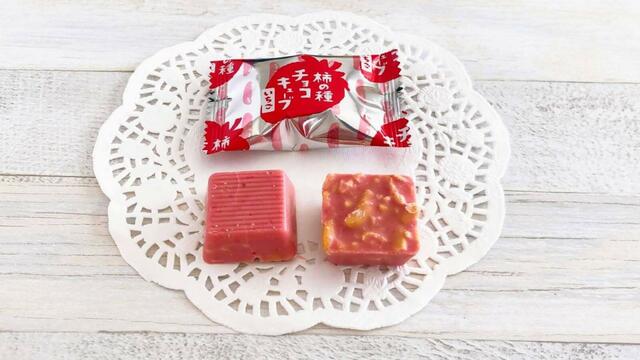 【カルディ もへじ 柿の種チョコキューブ】いちごいちごチョコの大きさは2.8x2.8x1cmくらいです。個包装で10個ほど入っていました
