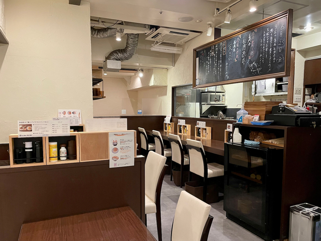 【トーキョーアジフライ】テーブルとカウンターで全24席