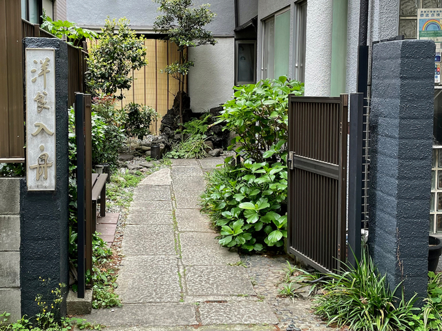 【洋食入舟】門から入っていくとその先に玄関が