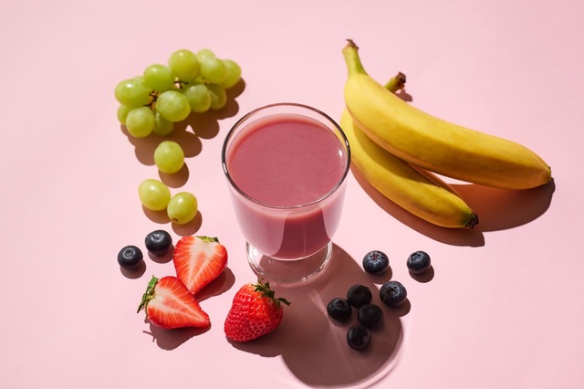 いちごやバナナ、アサイーなど6種のフルーツを贅沢にミックス！