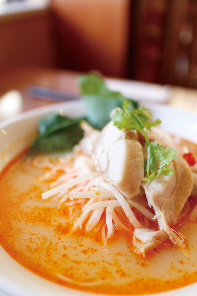 「バンコクオーキッド」はミシュランガイド東京2016ビブグルマン部門で掲載されたタイ料理店。名物メニュー「クイッティアオトムヤムガイ」